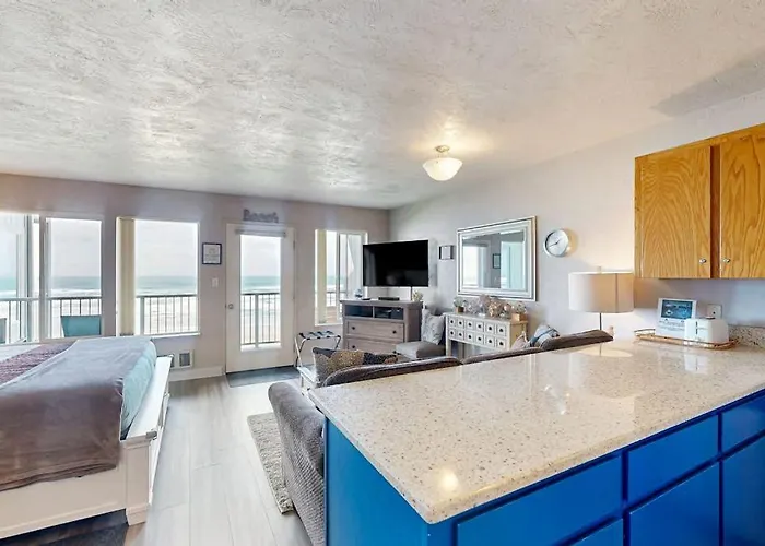 Modern Oceanfront Studio Condo On Nye Beach With Seasonal Pool