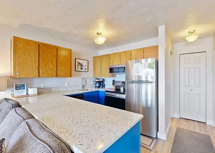 Modern Oceanfront Studio Condo On Nye Beach With Seasonal Pool